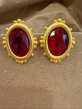 VINTAGE 💎 PAIR OF FACETED RED RHINESTONE CLIP ON EARRINGS WITH GOLD TONE FRAME